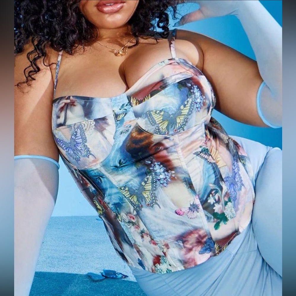 Plus Size Corset Top 
*Renaissance print 
*zipper in the back
*adjustable strap